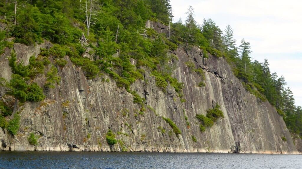 grassy bay cliffs vnp flickr globaltrotters 36111791024