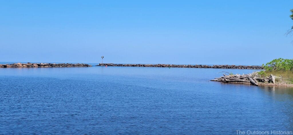 A view of the break walls at the harbor and the automatic light on a sunny day.